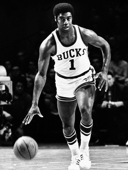  Oscar Robertson 71 Champs Autographed Milwaukee Bucks